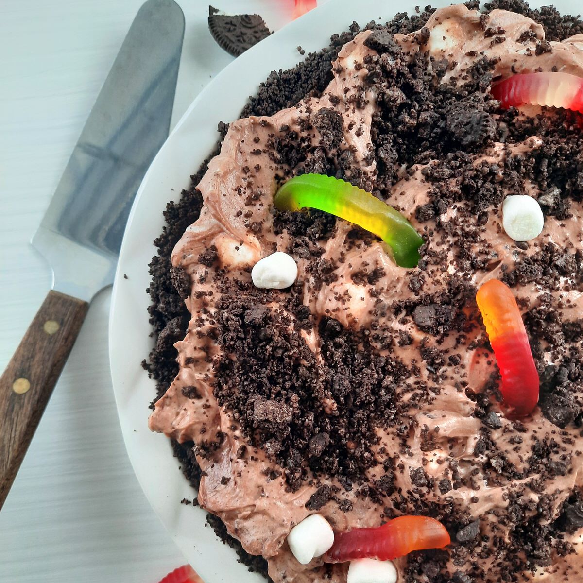 close up of dirt pie with gummy worms and mini marshmallows on top
