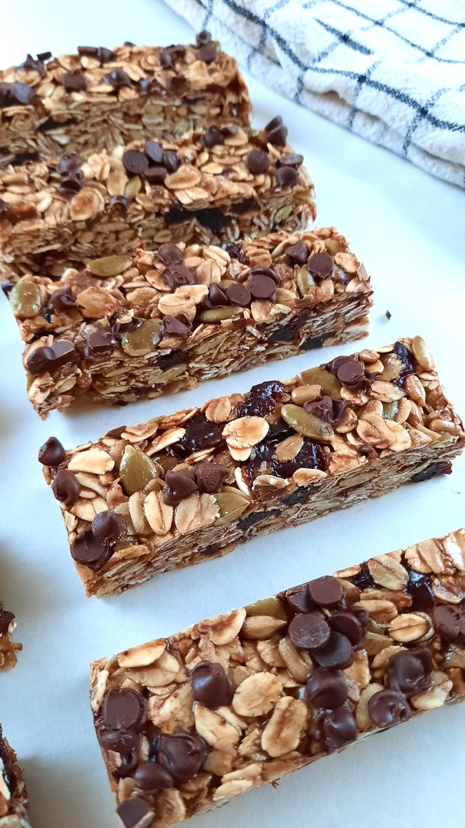 Nut-Free Granola Bars - alittlehintofthis.com