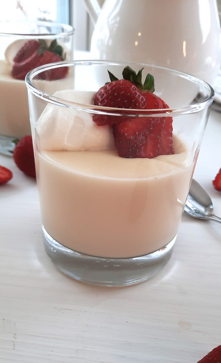 Homemade Vanilla Pudding - alittlehintofthis.com