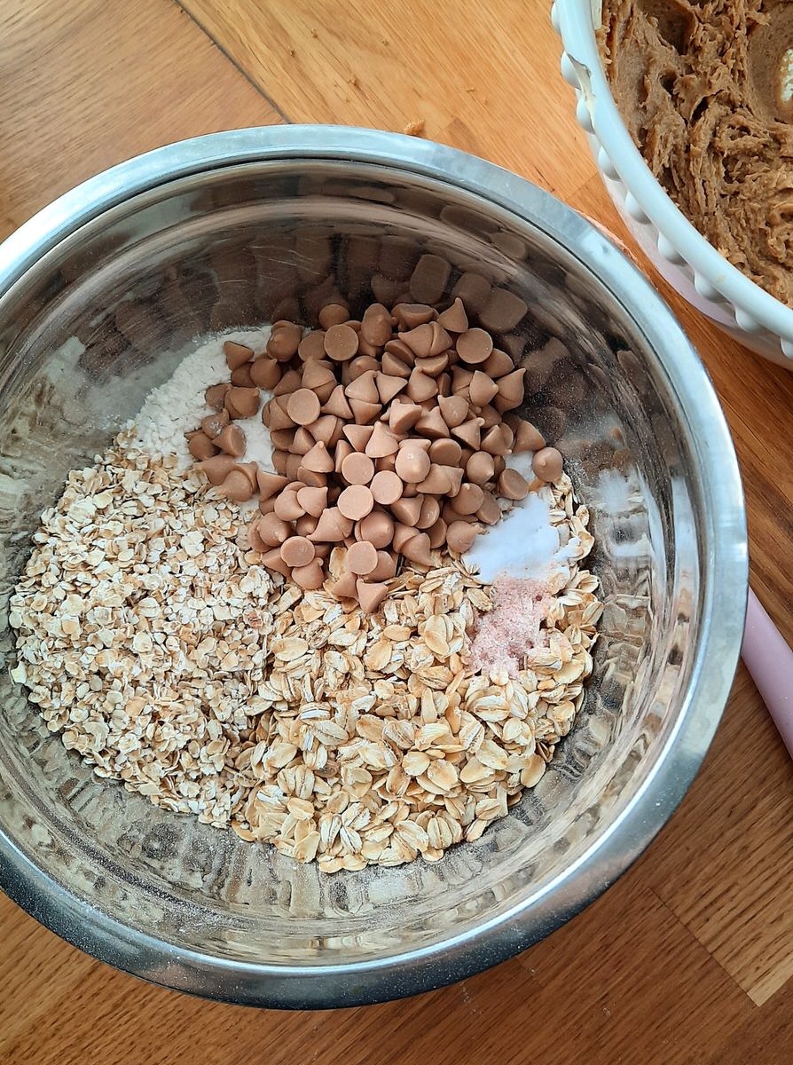 dry oatmeal cookie ingredients in a mixing bowl