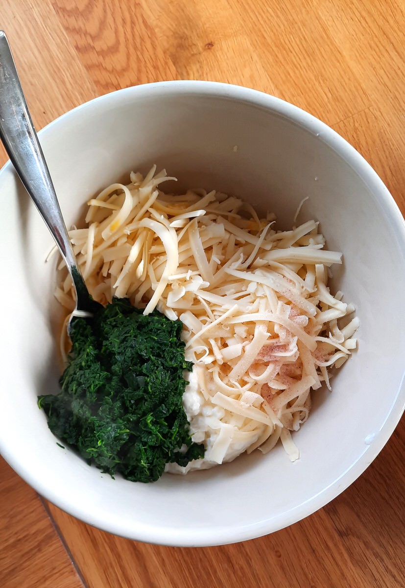 spinach, cottage cheese, and grated mozzarella in a small bowl